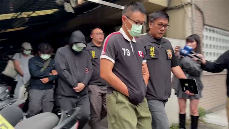 光澤醫美被控裝設針孔偷拍，檢警昨（8日）搜索新北5家分店，查扣疑似連接針孔鏡頭的線路與硬碟，陳姓分店經理及唐姓工程師被檢方聲請羈押，今晨另有5名涉案工程人員偵訊中。（圖／翻攝畫面）