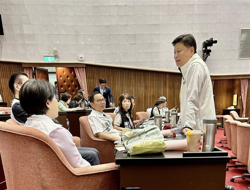 伍麗華透露，傅崐萁走到民眾黨立委們前，說出「你們做對了」五個字，令在場白委苦笑。（圖／翻攝自伍麗華臉書）