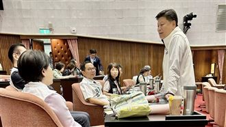 邱慧洳淚灑立院！傅崐萁5字讓白委苦笑