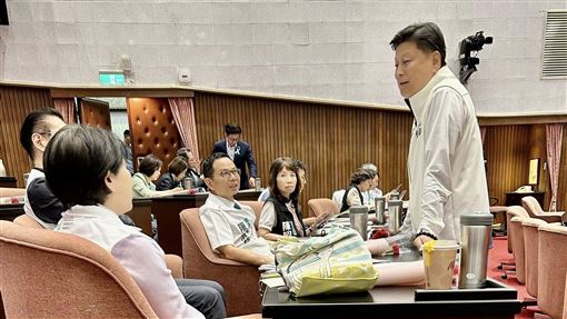 邱慧洳淚灑立院！傅崐萁5字讓白委苦笑