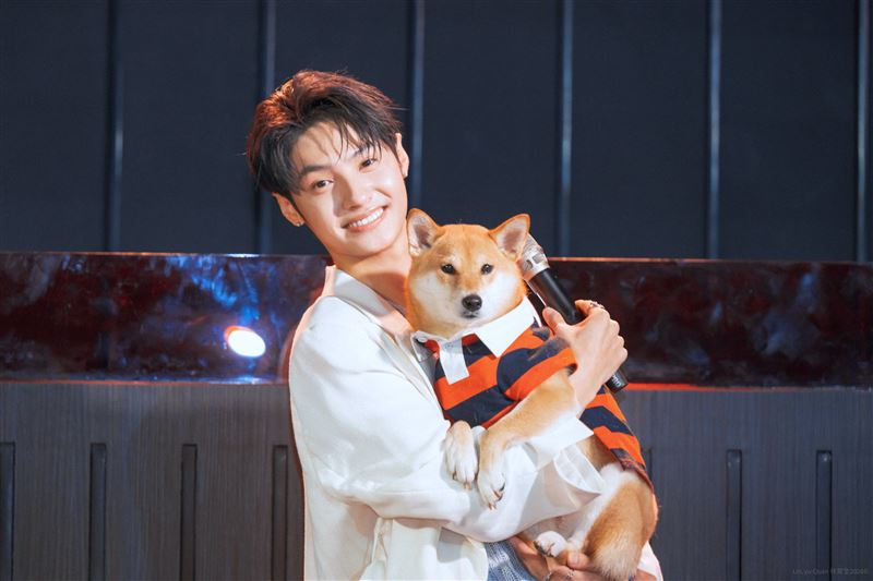 王君豪的愛犬Jessi今也全程看著他演唱，活動尾聲驚喜登台，人氣不輸王君豪。（圖／TERIO inc.提供）