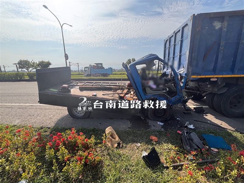 台南小貨車猛撞聯結車！車頭成「＞」駕駛OHCA送醫不治，女乘客斷腿。（圖／翻攝台南道路救援（張家班）﻿臉書）