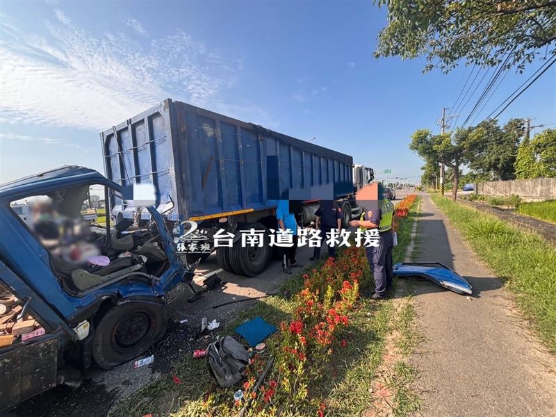 台南小貨車猛撞聯結車！車頭成「＞」駕駛OHCA送醫不治，女乘客斷腿。（圖／翻攝台南道路救援（張家班）﻿臉書）