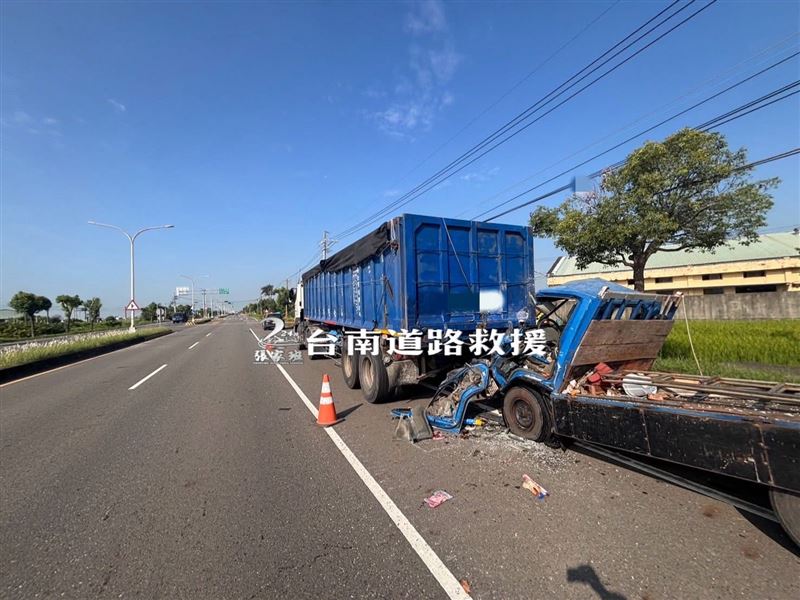 台南小貨車猛撞聯結車！車頭成「＞」駕駛OHCA送醫不治，女乘客斷腿。（圖／翻攝台南道路救援（張家班）﻿臉書）