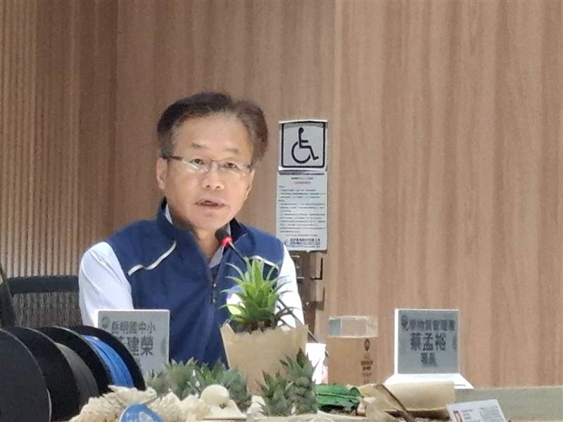 環境部化學物質管理署長蔡孟裕，在環境部與海委會「陸海聯手，構築塑膠微粒監測管制防線」記者會中發言。（圖／記者周佩怡攝影）