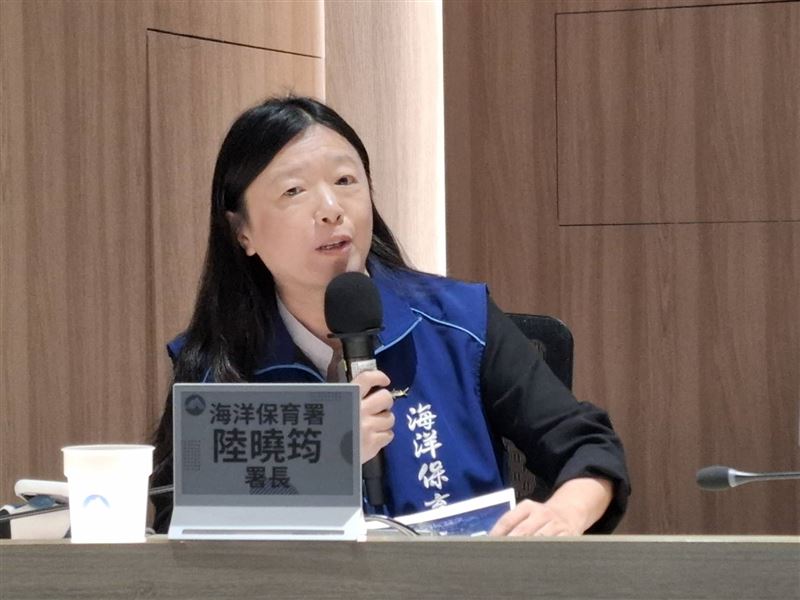 海洋委員會海洋保育署長陸曉筠，在環境部與海委會「陸海聯手，構築塑膠微粒監測管制防線」記者會中發言。（圖／記者周佩怡攝影）
