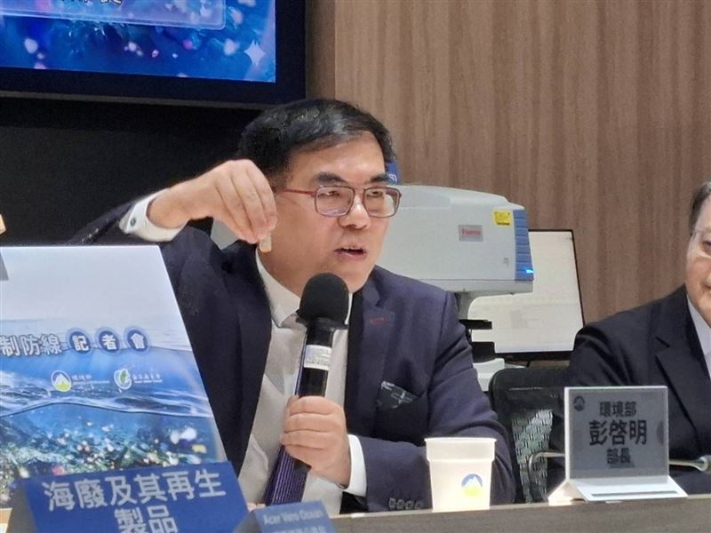境部長彭啓明在環境部與海委會「陸海聯手，構築塑膠微粒監測管制防線」記者會中發言。（圖／記者周佩怡攝影）