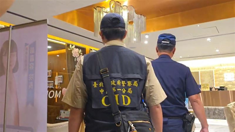 北市中正一分局搜索聖宜診所。（圖／翻攝畫面）