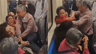 上海地鐵兩名年長乘客為了搶座位，圍毆一名年輕女乘客。（圖／翻攝自微博）
