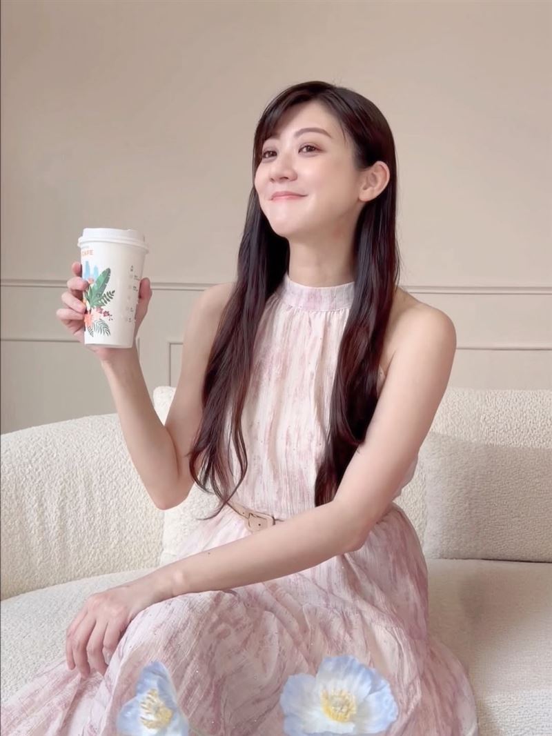 林逸欣曬喝咖啡美照。（圖／翻攝自IG @sharalinmusic）