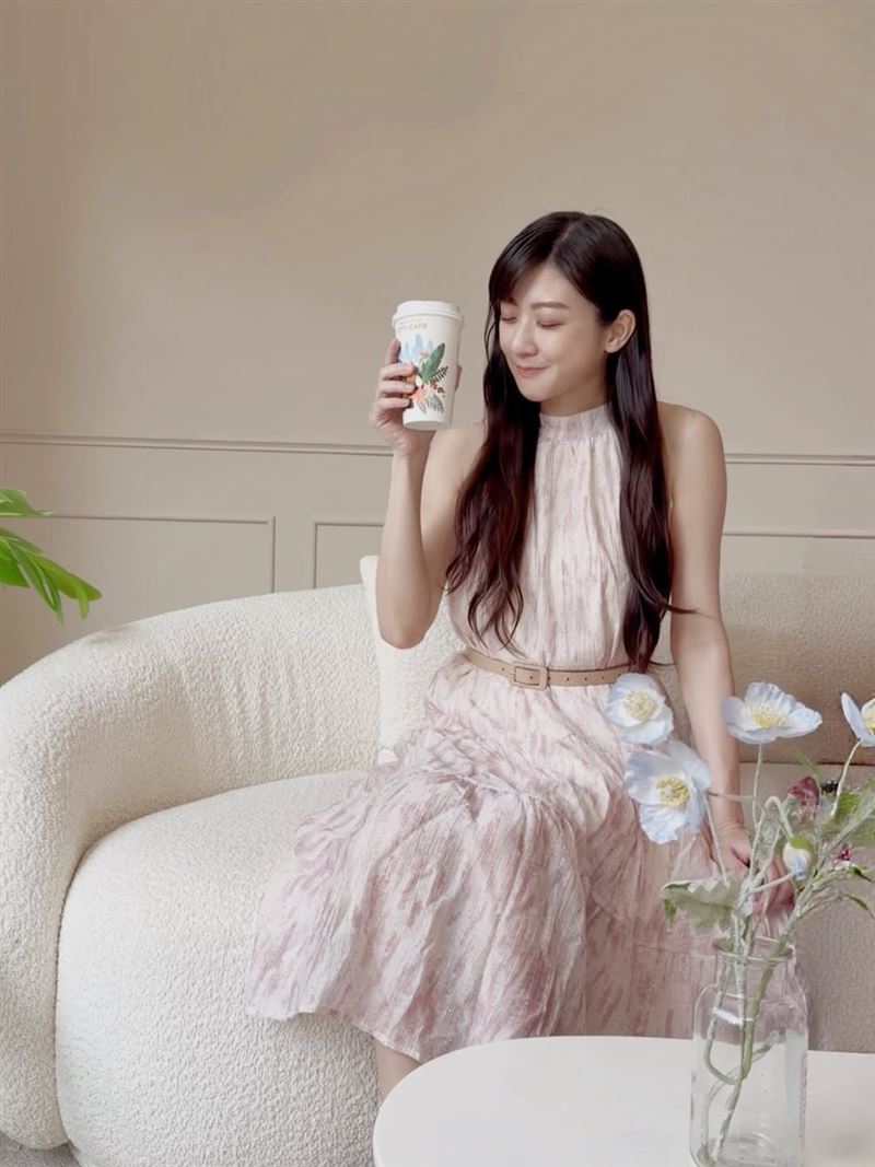 林逸欣曬喝咖啡美照。（圖／翻攝自IG @sharalinmusic）