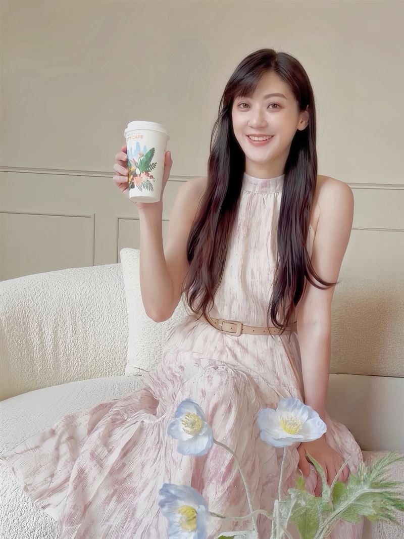 林逸欣曬喝咖啡美照。（圖／翻攝自IG @sharalinmusic）