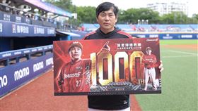 味全龍總教練葉君璋執教滿千場。（圖／味全龍提供） 