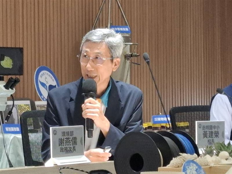 宜蘭縣立岳明國民中小學校長黃建榮，在環境部與海委會「陸海聯手，構築塑膠微粒監測管制防線」記者會中發言。（圖／記者周佩怡攝影）