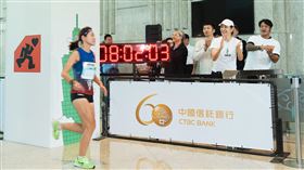 台北101垂直馬拉松台灣選手趙瑞娟起跑。(圖／台北101提供)