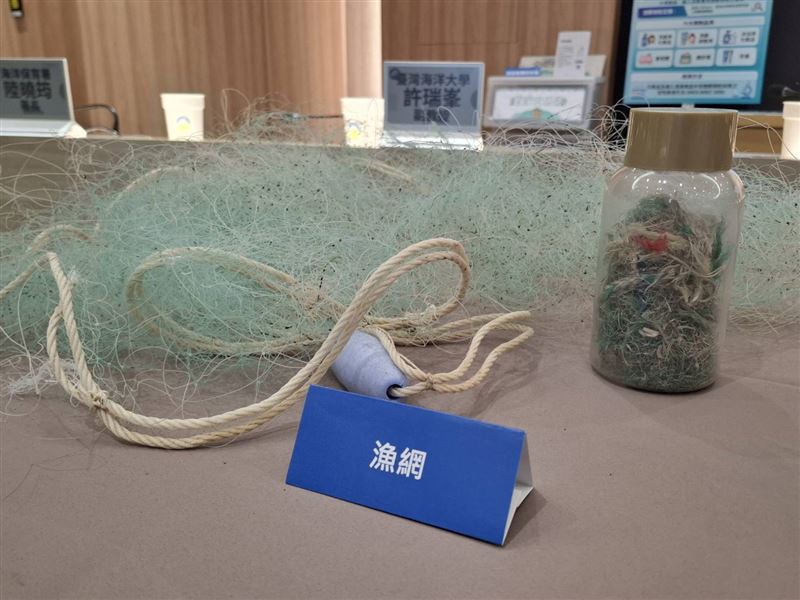 塑膠製的漁網也會分解、釋放出塑膠微粒。（圖／記者周佩怡攝影）