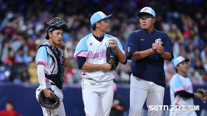 富邦悍將投手教練許銘傑上場換下先發投手陳仕朋。（圖／記者劉彥池攝影）