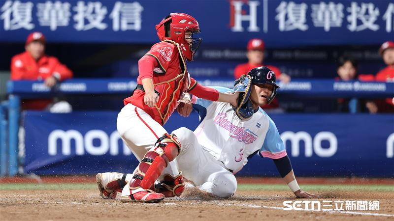 富邦悍指定打擊王勝偉靠林澤彬安打回本壘得分。（圖／記者劉彥池攝影）