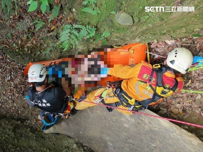 彰化田中鎮中央嶺步道發生墜谷意外，76歲婦人疑似為了撿垃圾墜谷命危。（圖／翻攝畫面）