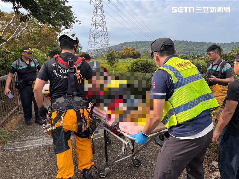彰化田中鎮中央嶺步道發生墜谷意外，76歲婦人疑似為了撿垃圾墜谷命危。（圖／翻攝畫面）