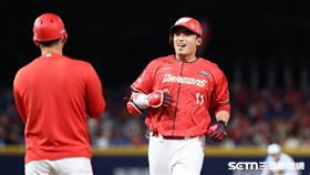 中職37年例行賽，味全龍一壘手朱育賢敲出安打。（圖／記者劉彥池攝影）
