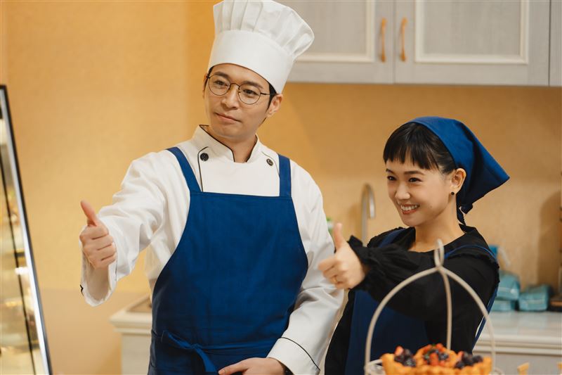 侯彥西（左）、嚴正嵐（右）飾演一對從法國返台開麵包店的夫妻。（圖／大愛提供）