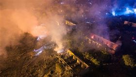 湖南煙花廠爆炸致26死61傷，白色煙柱如蘑菇雲，現場無完整建築物。（圖／新華社）