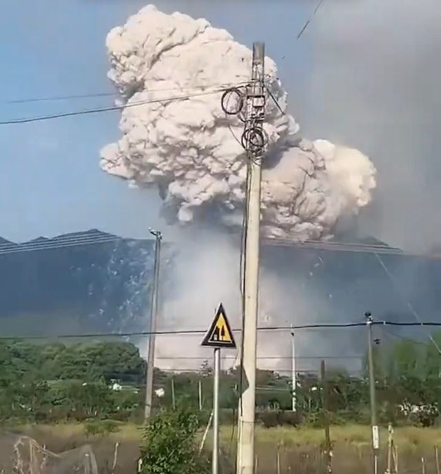 湖南煙花廠爆炸，白色煙柱如蘑菇雲。（圖／新華社）