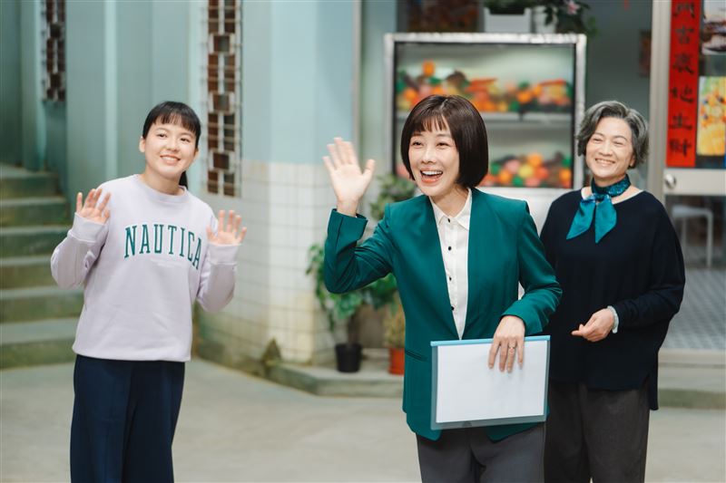 李維維（中）和李辰翔飾演夫妻。（圖／大愛提供）