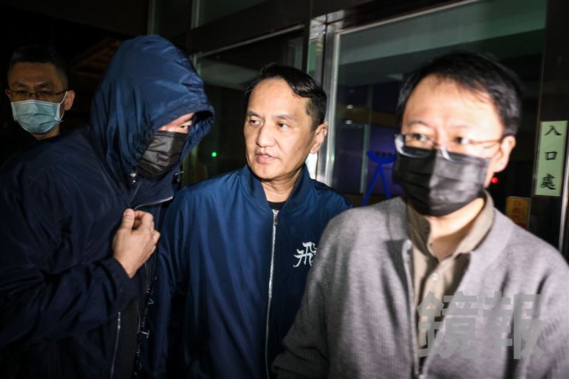 愛爾麗集團負責人常如山（中）、特助張元齡（右）及廠商謝金亨（左）