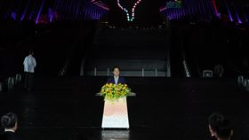 淡江大橋通車典禮晚會　賴總統致詞（2）淡江大橋12日將正式通車，「感恩．美好之夜」通車典禮晚會9日盛大登場，總統賴清德（中）也出席與會，致詞時身後點亮台灣圖樣。中央社記者謝佳璋攝　115年5月9日