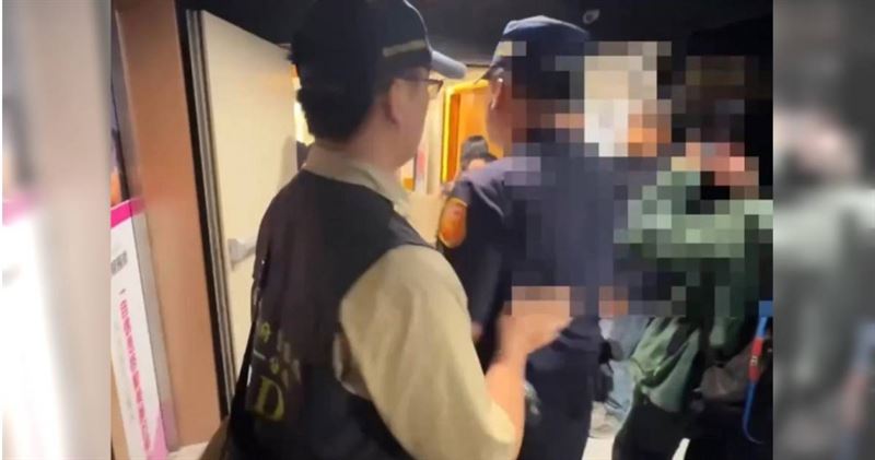 台北市中正第一分局與刑事警察大隊科偵隊組成專案小組，於今（9）日下午持搜索票發動突擊搜索，現場查扣相關證物，並將李姓負責人帶回偵訊。（圖／翻攝畫面）