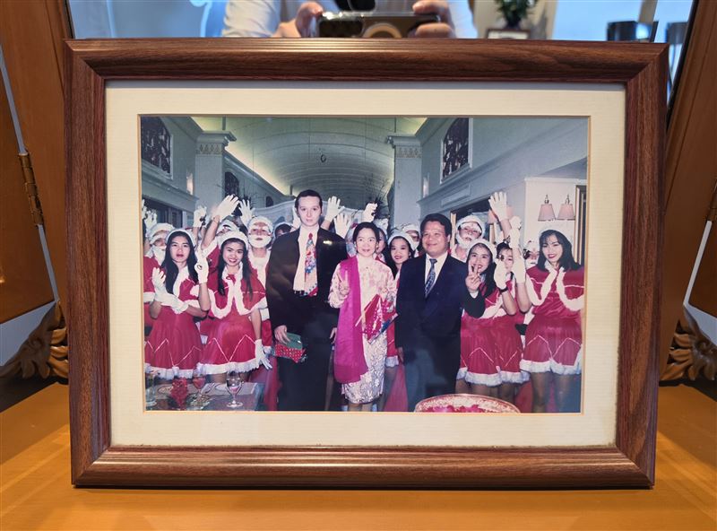 鄧麗君生前最後身影曝光,清邁美平洲際酒店保留31年前鄧麗君居住時狀態,時間靜止,彷彿依然在等待主人回來。圖中為鄧麗君與法國男友保羅。(圖/年輕歌迷 蔡文麟提供)