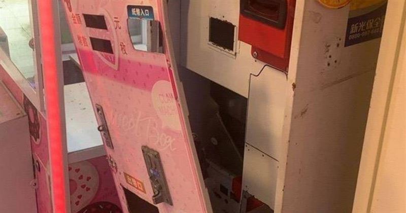 男持砂輪機破壞娃娃機店兌幣機，桃園一週狂撈5萬終落網。（圖／翻攝畫面）