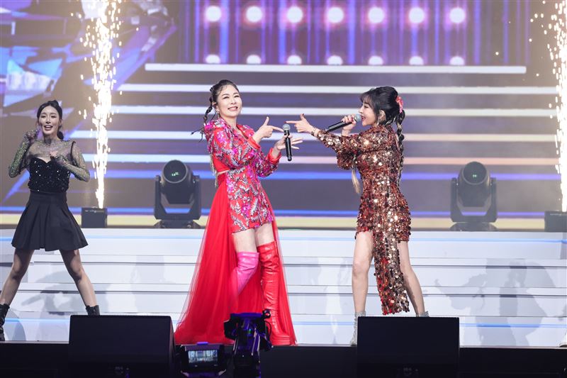 王彩樺與張秀卿一同登台演出，笑果不斷。（圖／高流提供）