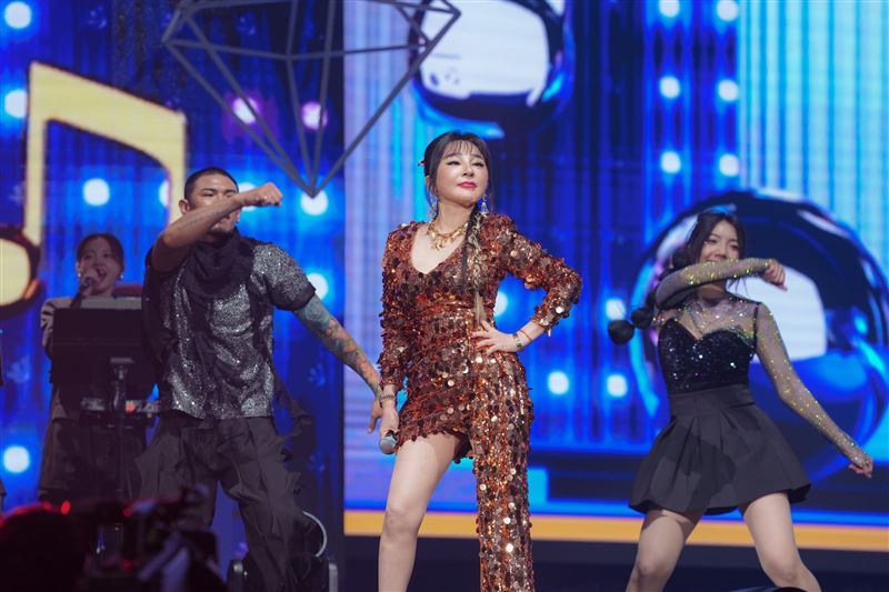 王彩樺與張秀卿一同登台演出，笑果不斷。（圖／高流提供）
