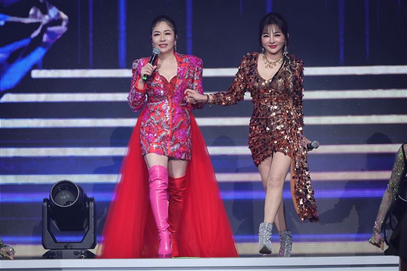 王彩樺與張秀卿一同登台演出，笑果不斷。（圖／高流提供）