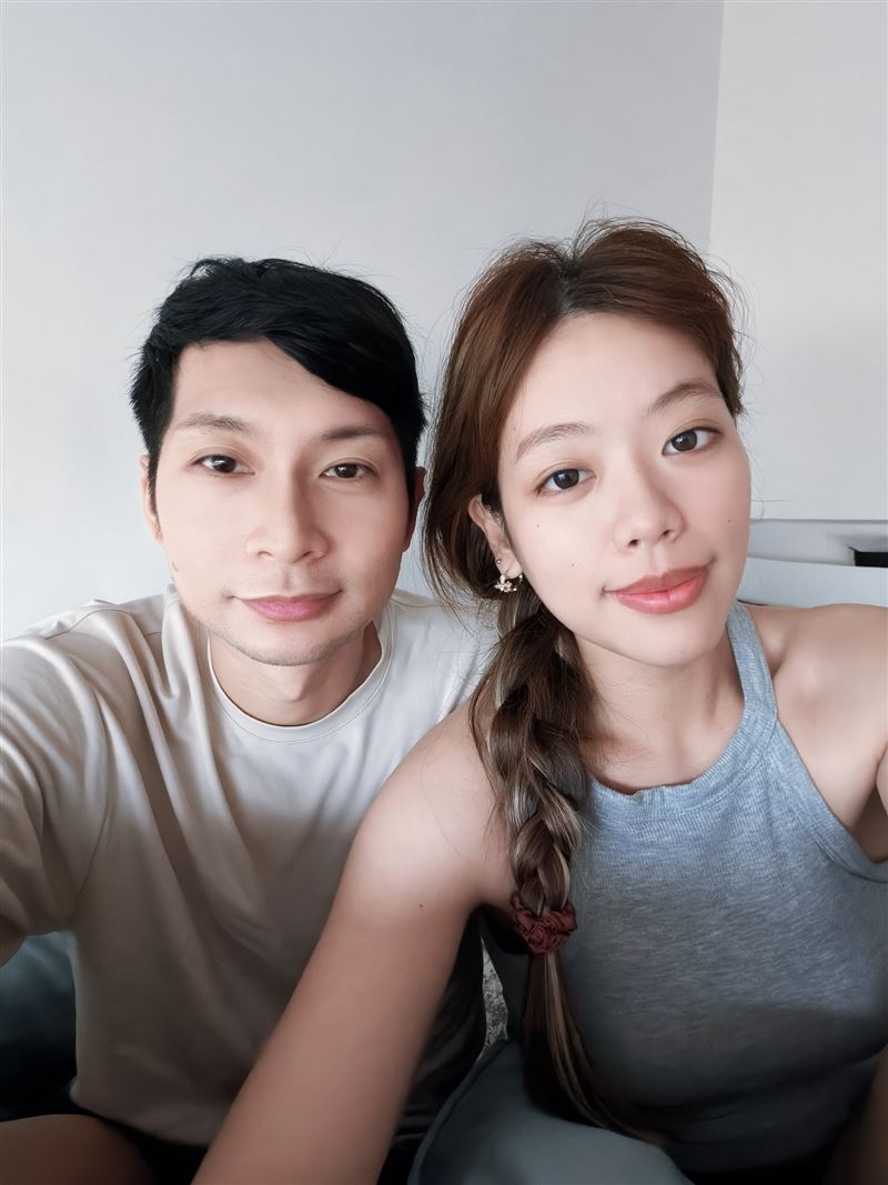逸祥（左）與老婆紫布爾正若（右）帶著2隻愛犬搭乘電梯時，竟突然故障卡住，4個生命受困密閉空間長達30分鐘。（圖／翻攝自逸祥FB）