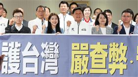 立院將處理國防特別條例  國民黨團說明（2）國民黨立法院黨團8日上午在立法院召開黨團大會，隨後總召傅(山昆)萁（前中）、首席副書記長許宇甄（前右2）率領國民黨立委舉行「挺軍購，護台灣，嚴查弊，守荷包」記者會，高呼「支持國防、台灣加油」等口號。中央社記者謝佳璋攝  115年5月8日