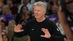 柯爾（Steve Kerr）同意簽下為期2年的合約回歸擔任金州勇士隊總教練。（圖／美聯社／達志影像）