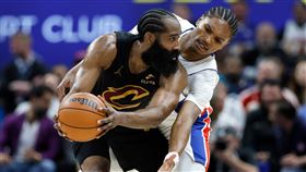 克里夫蘭騎士隊後衛哈登（James Harden）在讀秒階段的關鍵發威，以116：109力克底特律活塞隊。（圖／美聯社／達志影像）