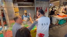 一位男子見到黃文益，儘管嘴巴喊著加油，但手卻多次用力拍著黃的肩膀，聲音響亮，黃則提醒不要動手，不料該名男子又罵了句「壞蛋」。（圖／翻攝自黃文益臉書）