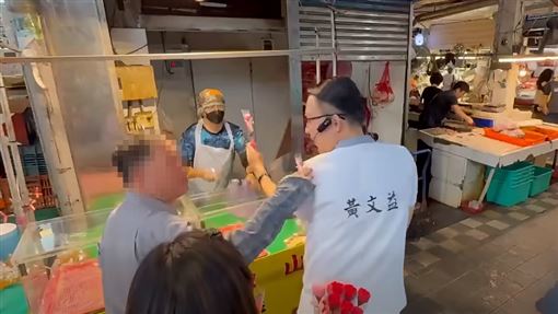 議員市場發康乃馨　遭民眾用力拍肩罵壞蛋