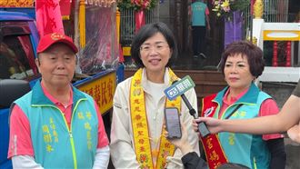 民進黨新北市長參選人蘇巧慧表示，自己很感謝母親幫她把小孩照顧得很好，她昨晚特地抽空回家陪媽媽看了10多分鐘的歌唱節目，「那我媽媽，她看到我這麼認真工作，也喜歡我的工作，我想媽媽會喜歡我現在的樣子。」（圖／蘇巧慧辦公室提供）