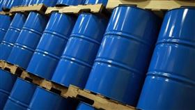 美伊戰爭阻礙波斯灣石油供應，造成全球原油庫存狂降2.7億桶，來到2018年以來最低水位。尤其全球精煉油存量僅剩約45天，台灣需求高度依賴進口，遭外資投行點名情況「尤其危險」。（圖／翻攝自X平台 @theoliveletter）