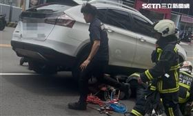 新／台中休旅車連3撞！騎士壓車底命危（圖／翻攝畫面）