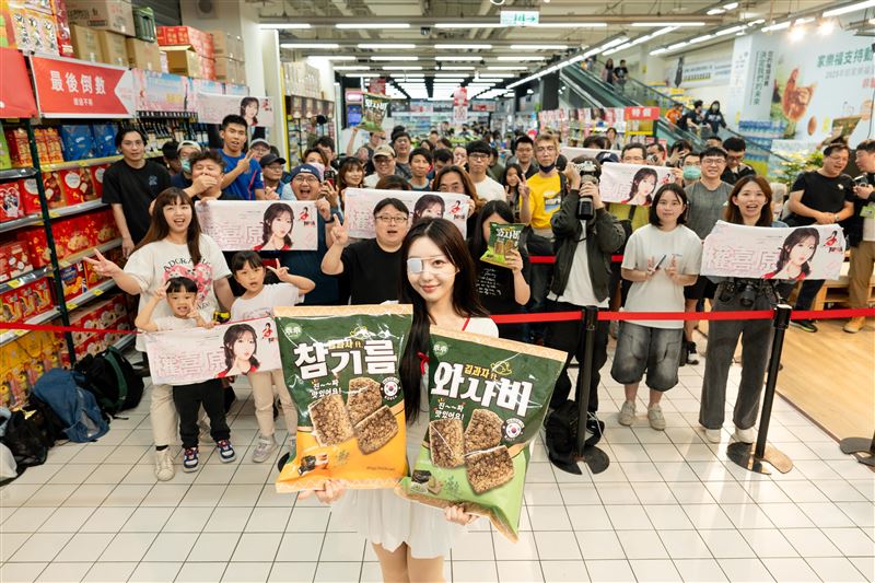 權喜原9日現身家樂福內湖店，擔任乖乖韓國海苔餅乾「一日店長」，現場吸引大批粉絲到場朝聖，掀起韓流零食熱潮。 （圖／乖乖提供）