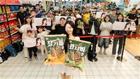 韓籍啦啦隊員站台一日店長　正韓零食「入籍乖乖」掀搶購潮。 （圖／業者提供）