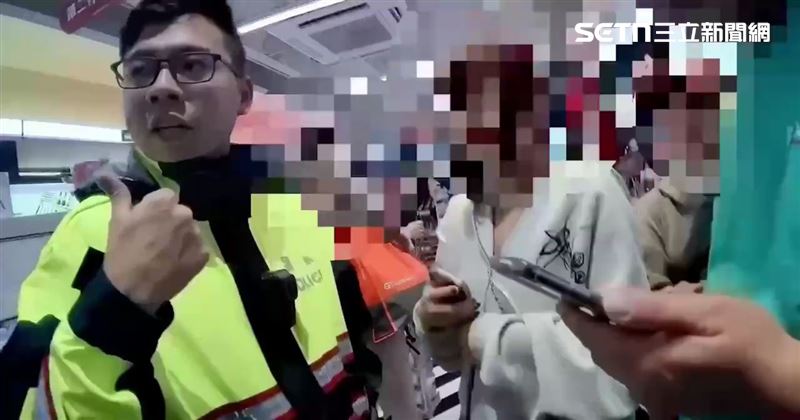 西門町屈臣氏廖姓女店員在店門口聊天時,陳姓男遊民突然丟擲雞蛋嚇壞眾人。(圖/翻攝畫面)
