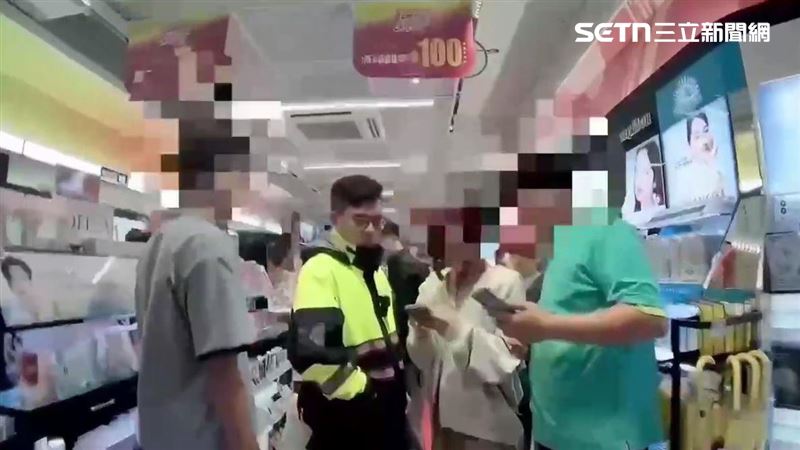 女店員偕顧客門口聊天 遊民丟雞蛋嚇壞人